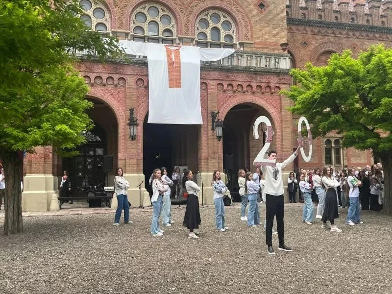 Ювілейний День вишиванки у Чернівцях об’єднав університетську родину навколо збору для ЗСУ