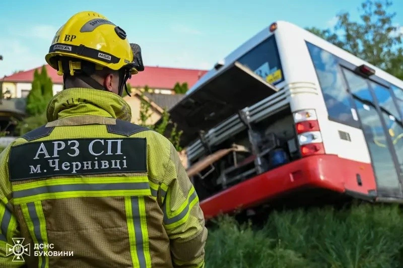 У Чернівцях ліквідували наслідки дорожньої аварії з маршруткою біля колій