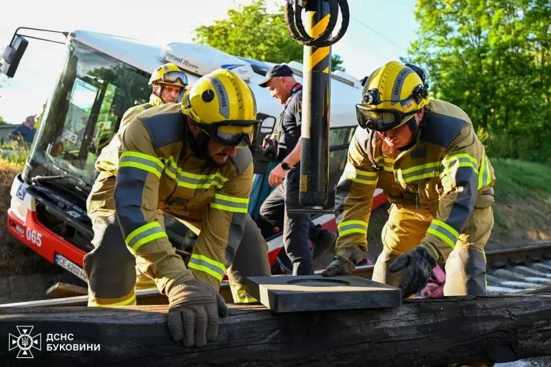 У Чернівцях ліквідували наслідки дорожньої аварії з маршруткою біля колій