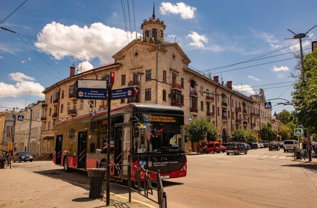 Чернівці обмежать курсування міського транспорту на літо